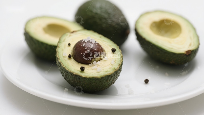 高清大图下载【趣麦麦图】新鲜牛油果切半展示
