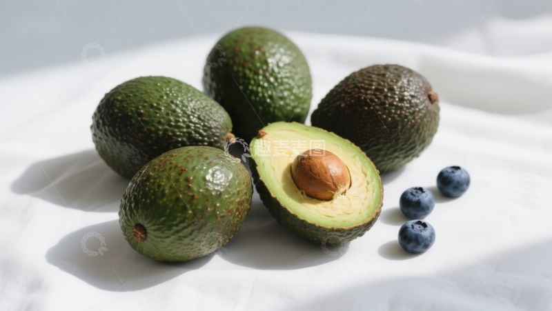 高清大图下载【趣麦麦图】新鲜牛油果与蓝莓的静物组合