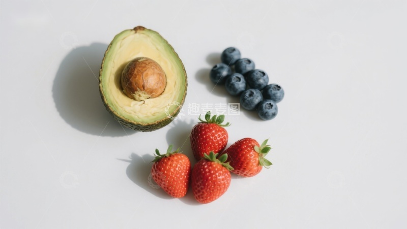 高清大图下载【趣麦麦图】新鲜水果组合：牛油果、蓝莓与草莓