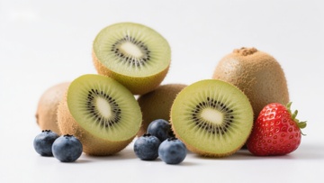 新鲜水果组合：奇异果、蓝莓与草莓