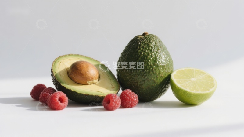 高清大图下载【趣麦麦图】新鲜水果组合：牛油果、覆盆子与青柠