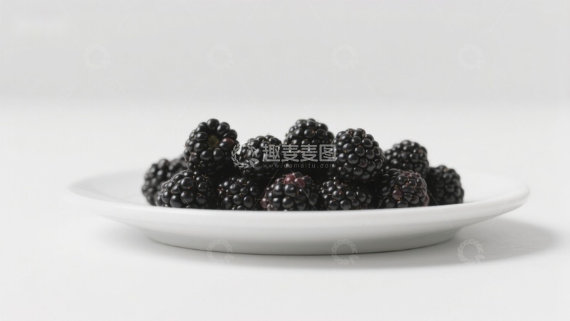 高清大图下载【趣麦麦图】白色盘子上的新鲜黑莓