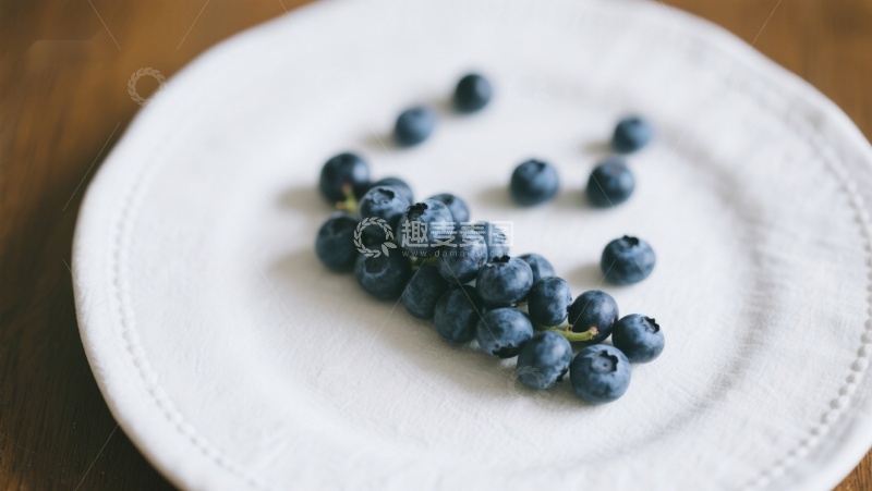 高清大图下载【趣麦麦图】新鲜蓝莓散落于白色布面