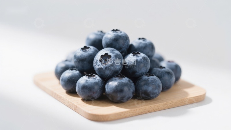 高清大图下载【趣麦麦图】新鲜蓝莓堆叠在木质托盘上