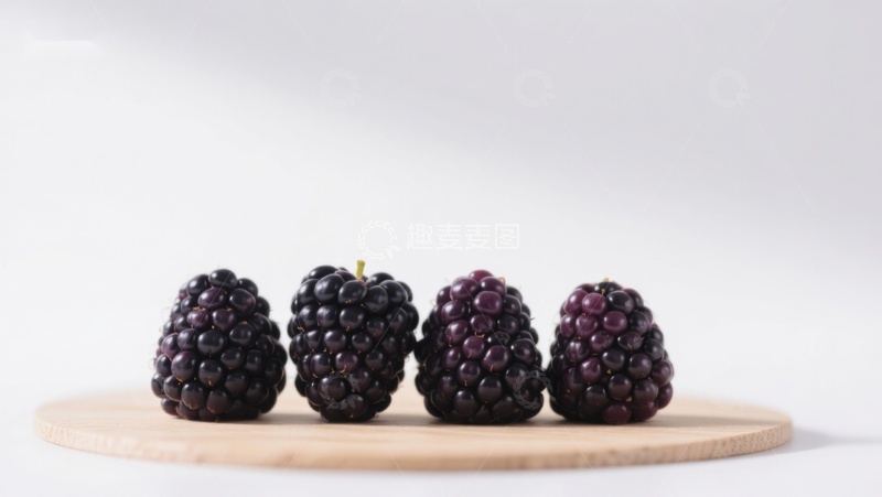 高清大图下载【趣麦麦图】四颗黑莓整齐排列于木质托盘