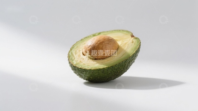 切开的牛油果展示果核