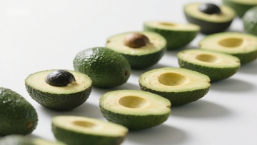 新鲜切开的鳄梨展示