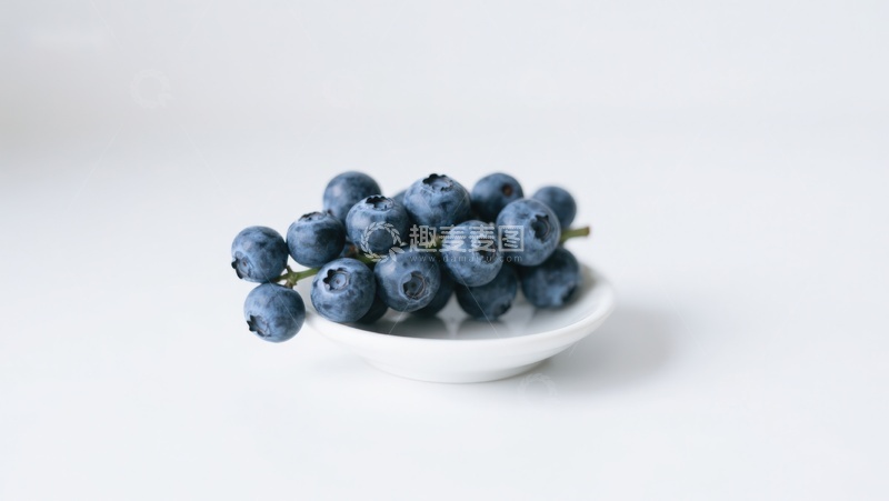 高清大图下载【趣麦麦图】新鲜蓝莓置于白色碟中