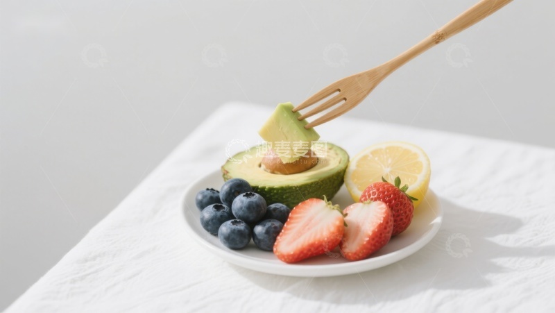 高清大图下载【趣麦麦图】叉子夹起牛油果，搭配草莓蓝莓柠檬