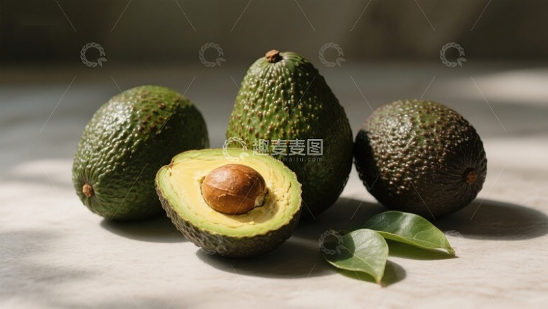 新鲜牛油果与绿叶的静物展示