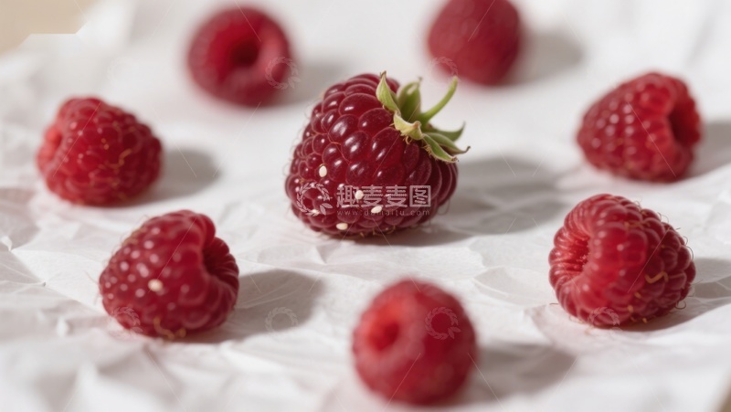 高清大图下载【趣麦麦图】新鲜覆盆子散落于白色布上