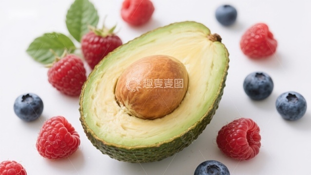 新鲜牛油果与浆果的组合