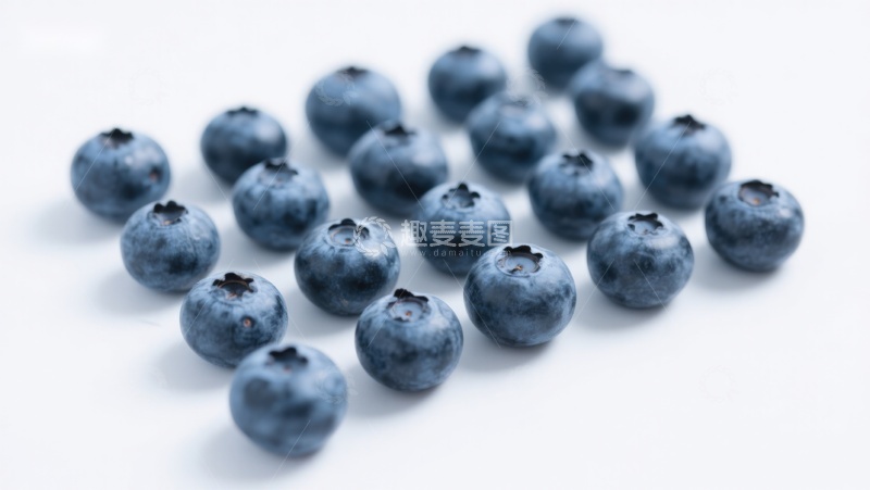 高清大图下载【趣麦麦图】新鲜蓝莓散落白色背景
