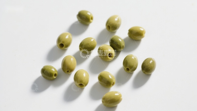 高清大图下载【趣麦麦图】绿色橄榄散落于白色背景