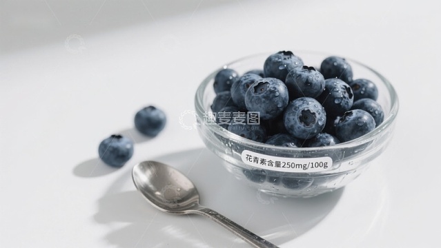 蓝莓碗特写，标注花青素含量