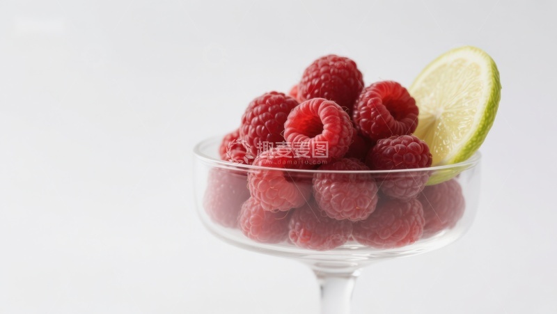高清大图下载【趣麦麦图】玻璃杯中的新鲜覆盆子与柠檬片