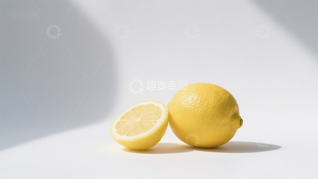 新鲜柠檬，一半与整体