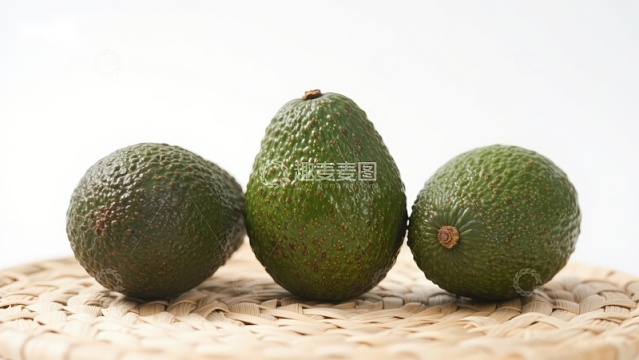 三个新鲜牛油果并排摆放