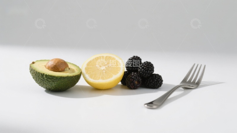 高清大图下载【趣麦麦图】牛油果柠檬黑莓与叉子的静物组合