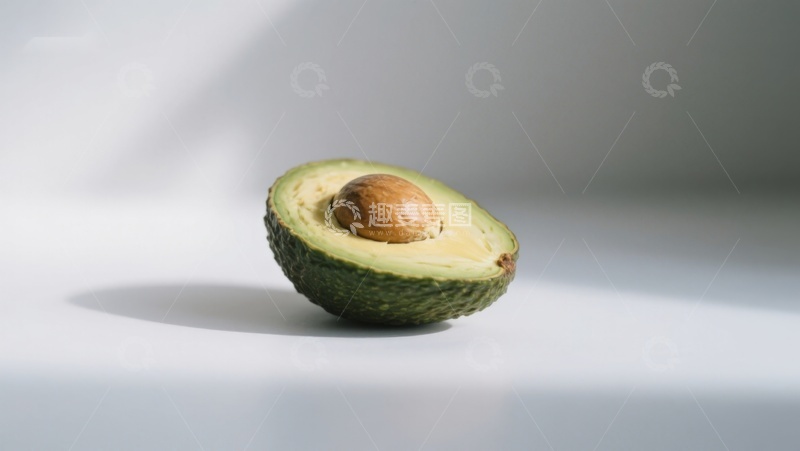 高清大图下载【趣麦麦图】切开的牛油果静置于白色背景
