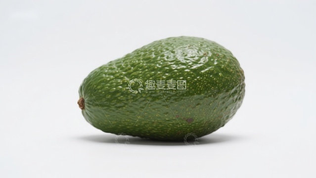 单个新鲜牛油果特写