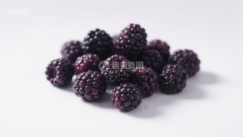 高清大图下载【趣麦麦图】新鲜黑莓堆叠在白色背景上