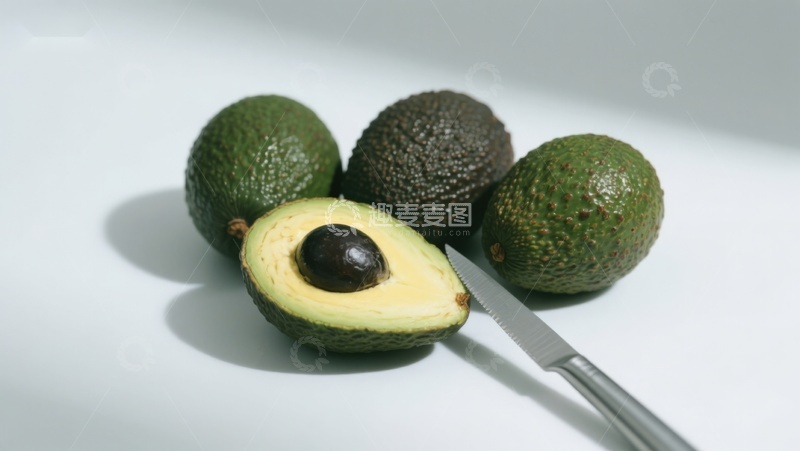 高清大图下载【趣麦麦图】新鲜牛油果与刀具的静物展示