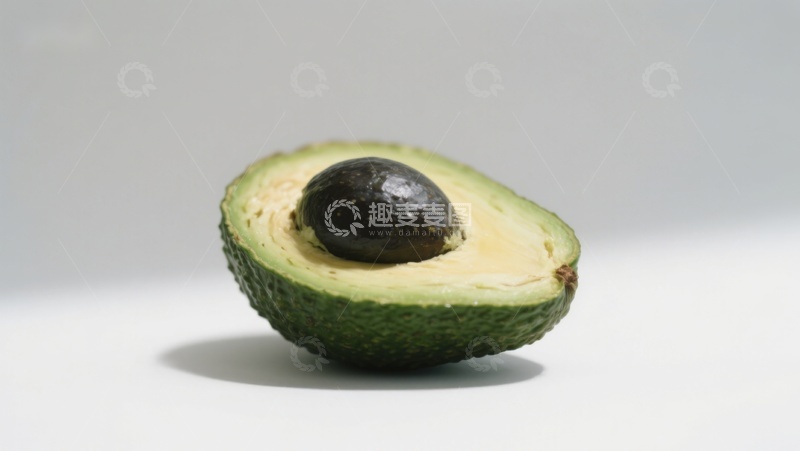 高清大图下载【趣麦麦图】切开的牛油果展示其果核