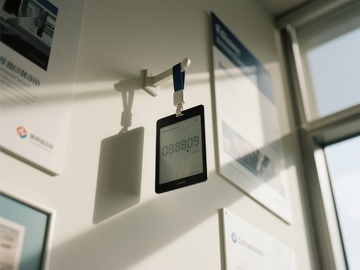 电子标签展示于室内墙面上