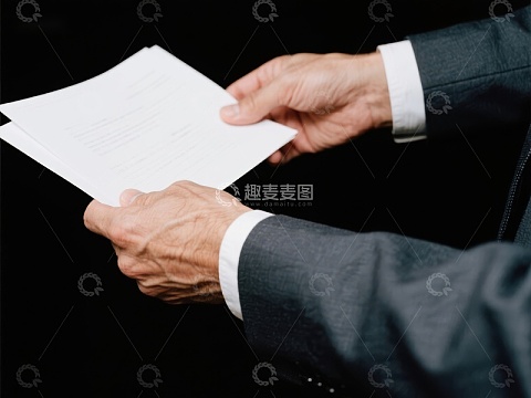 双手持纸，专注阅读