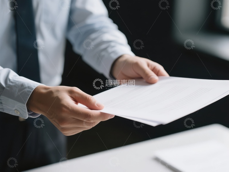 高清大图下载【趣麦麦图】商务人士手持文件阅读