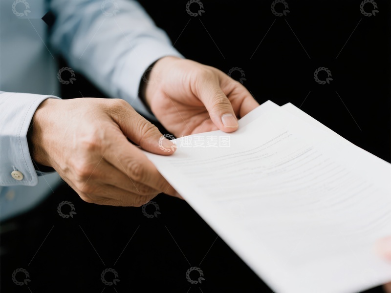 高清大图下载【趣麦麦图】双手递送文件的特写