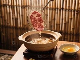 涮牛肉片入锅，搭配生蛋黄