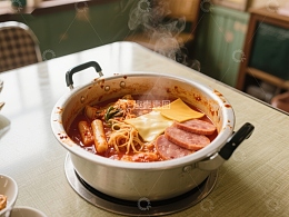 热气腾腾的韩式炒年糕火锅