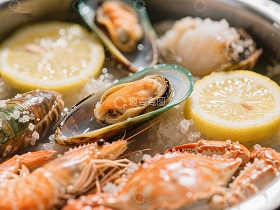海鲜拼盘：柠檬点缀的美味
