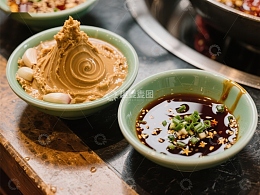 精致蘸料：花生酱与酱油的美味组合