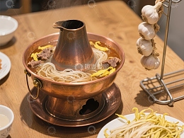 铜锅涮羊肉，热气腾腾的美食