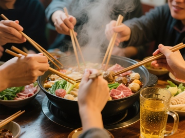 围炉共煮火锅，温馨聚餐时光