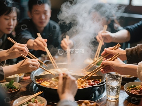 围炉共煮，热气腾腾的火锅宴
