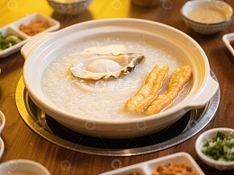海鲜粥配油条，餐桌上的美味享受