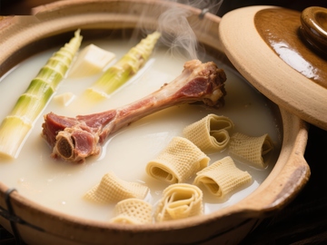 热气腾腾的骨汤配竹笋和面片