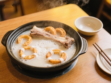 热气腾腾的骨汤配油条