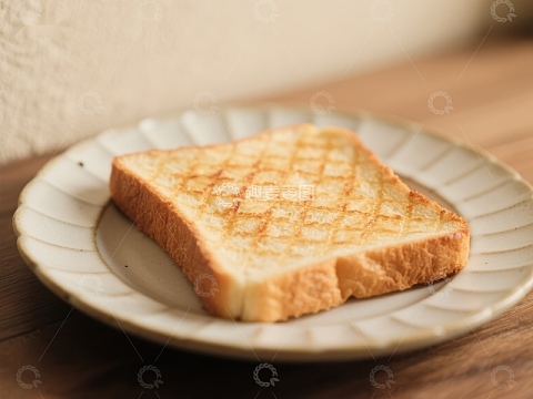 烤面包片置于花纹盘上