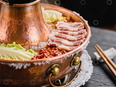 铜锅火锅配涮肉与蔬菜