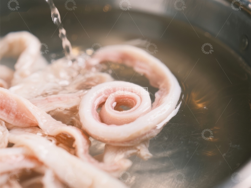 高清大图下载【趣麦麦图】鱿鱼圈在锅中清洗