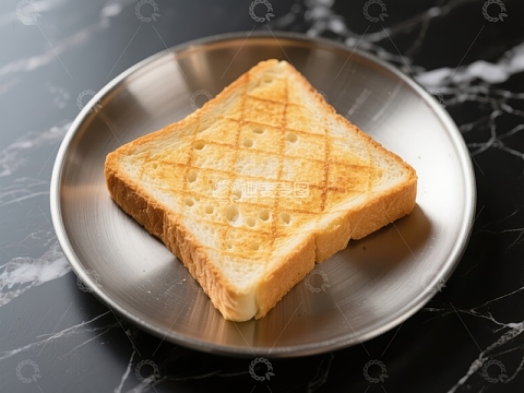 金黄色烤面包片置于金属盘中