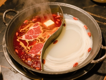 鸳鸯火锅：麻辣与清汤的完美结合