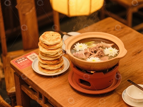 热气腾腾的砂锅与金黄煎饼
