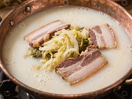 白菜肉片汤，铜锅热煮
