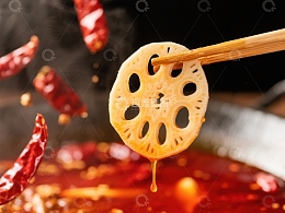 火锅中的莲藕片与辣椒
